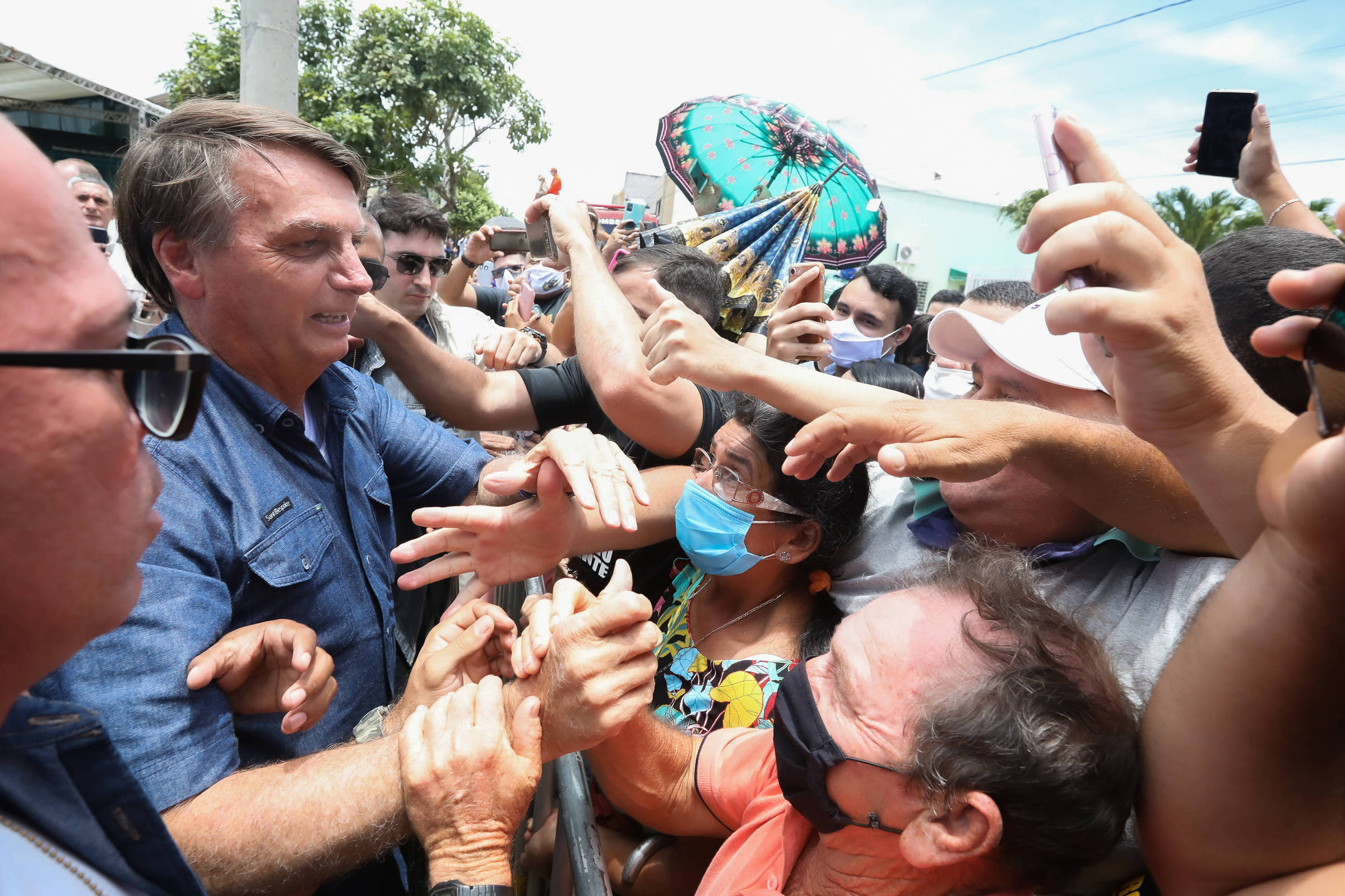 Em meio a colapso nacional, Bolsonaro omite erros na pandemia e tenta culpar governadores